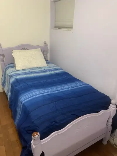Furnished room in downtown Bolton. Walking distance to restaurants, cafes, shopping centres, Tim Hor...