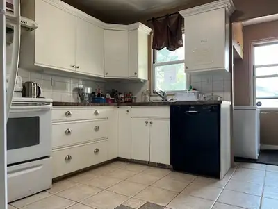 Room for rent walk to LRT in University area
