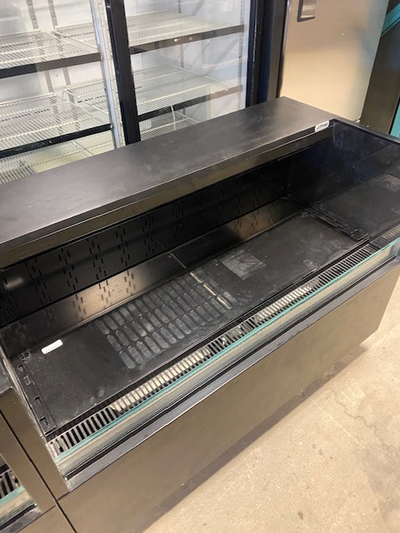 You are viewing a lightly used open air cooler grab n go that is in excellent condition and works gr...
