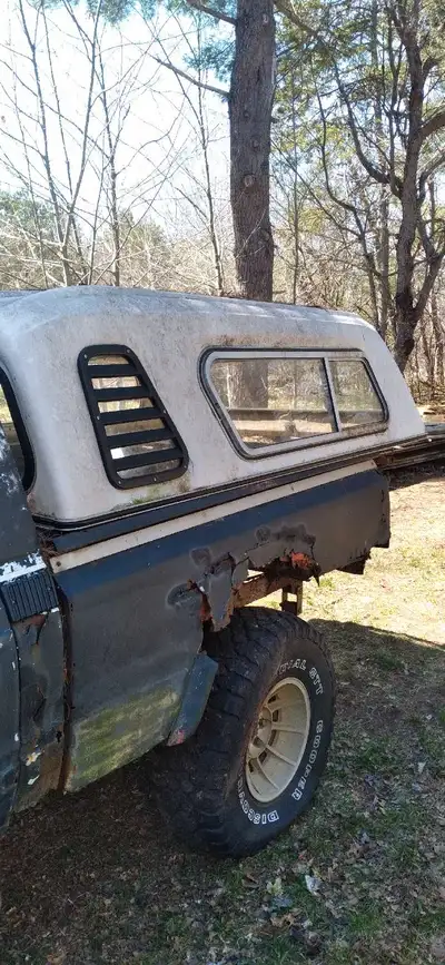 Truck cap fits long box s10 , sonnoma . 7.5ft long good shape just needs a bath 400 obo Call or text...