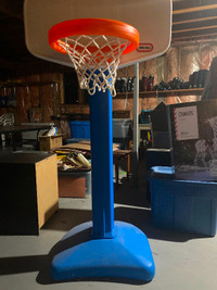 Height adjustable basketball hoop
