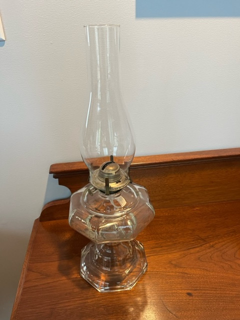 Antique Glass Oil Lamp Lampe à l'huile ancienne en verre in Arts & Collectibles in Gatineau