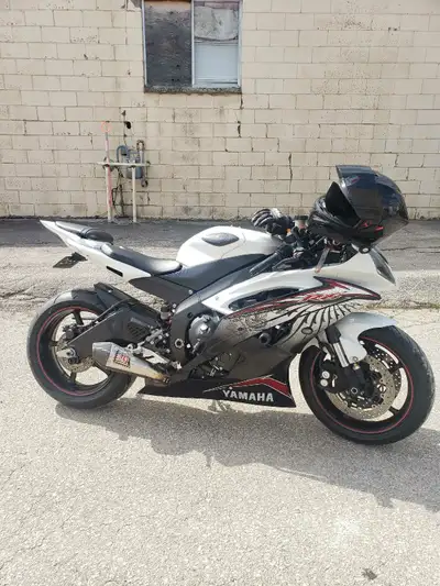 2012 Yamaha r6 "white raven" edition. Have uvip on hand 1 black key and 1 red key. Yoshi slip on exh...
