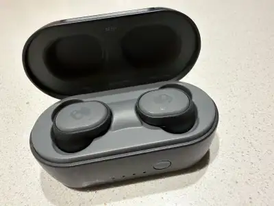 Découvrez ces écouteurs sans fil Bluetooth SkullCandy, parfaits pour une expérience audio sans contr...