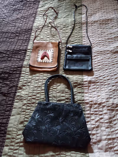 Photo 1: Sac à main brun en cuir fait à la main. Sac à main noir en cuir de Roots. Sac à main bleu m...