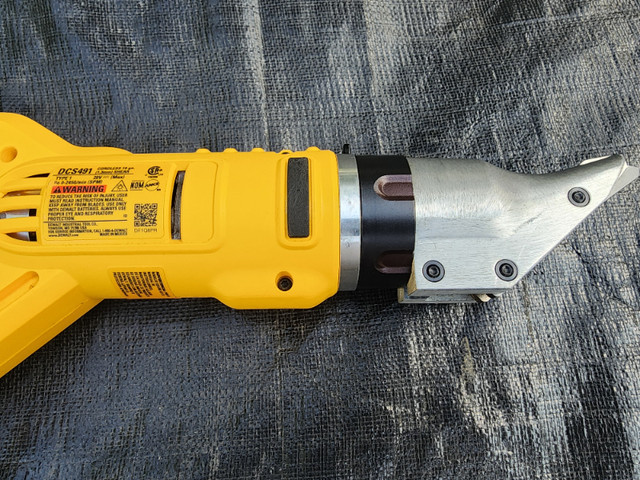 DEWALT 20V MAX Lithium-Ion Cordless 18-Gauge Swivel Head Shear in Power Tools in Windsor Region - Image 4