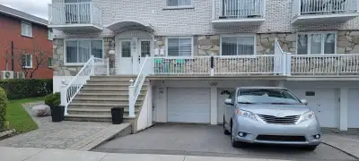 Spacieux 10 ½ rénové sur deux étages avec 5 chambres – + cours privé + garage intérieur et double st...