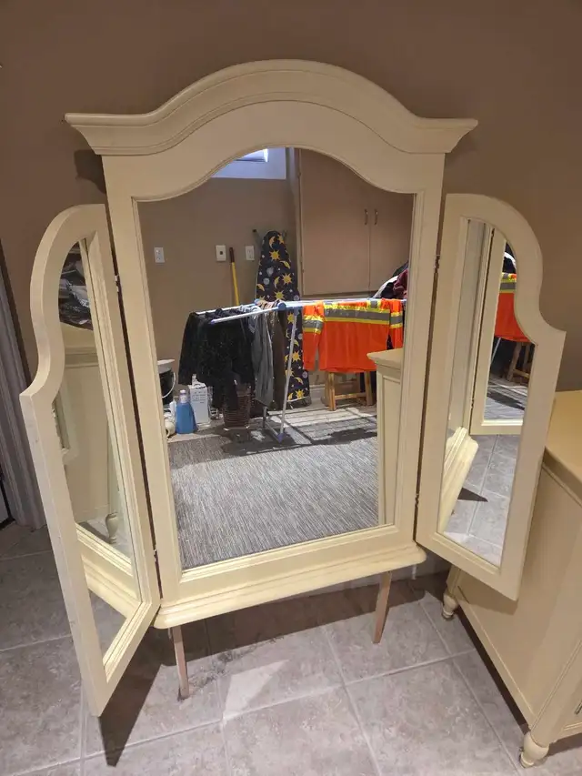 White dresser with a mirror for bedroom in Dressers & Wardrobes in Oakville / Halton Region - Image 5