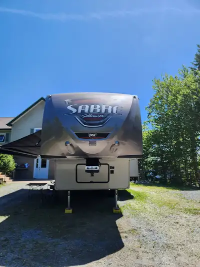 Excellent condition no issues 2015 Sabre Select full kitchen, diningroom, 3 pc bath, masterbedroom,...