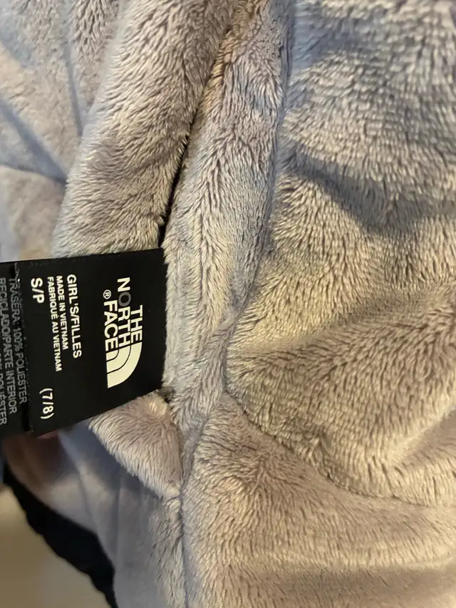 Cranston: Girl North Face reversible vest Sz S 7/8 in Kids & Youth in Calgary - Image 4