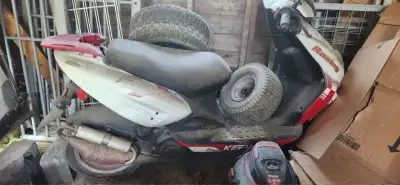 scooter keeway 49 cc pour piece. il n a pas été utiliser depuis plus de 7 ans. vente en état.