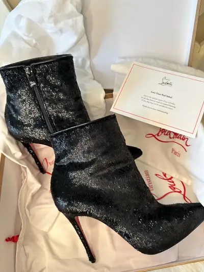 These boots have been worn and show minor signs of wear. Good condition. Please see photos for detai...
