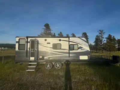 2015 Springdale Travel Trailer – Toy Hauler – 35 ft Lightly used since new. One owner and well cared...
