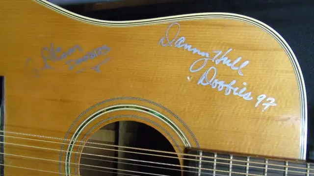 FENDER 12 STRING GUITAR AUTOGRAPHED BY THE DOOBIE BROTHERS in Guitars in Edmonton - Image 5
