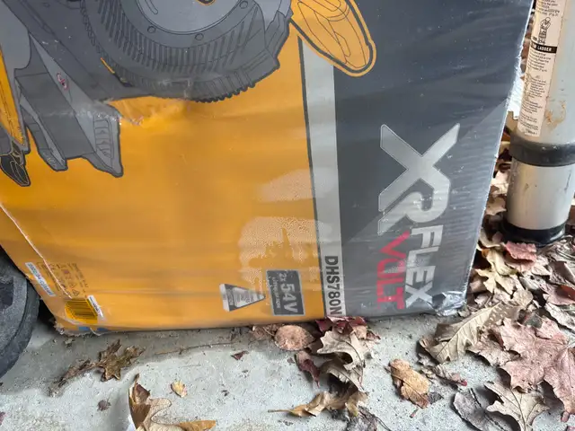 DeWalt Miter Saw in Power Tools in Oshawa / Durham Region - Image 3
