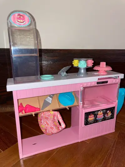 Enjoy with your own playdoh. Create baked goods with playdoh and showcase them in this player. Barbi...