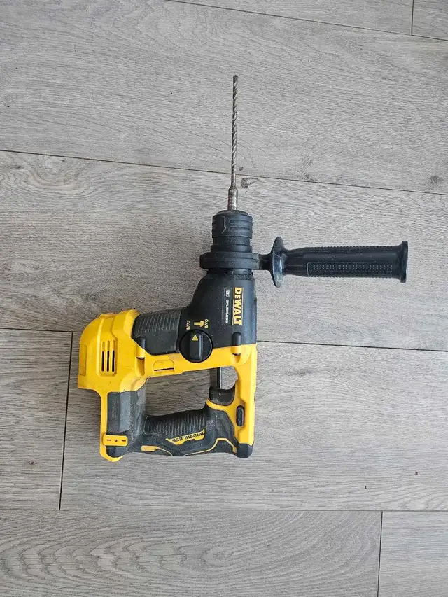 12v DeWalt SDS hammer drill in Power Tools in Oshawa / Durham Region - Image 2