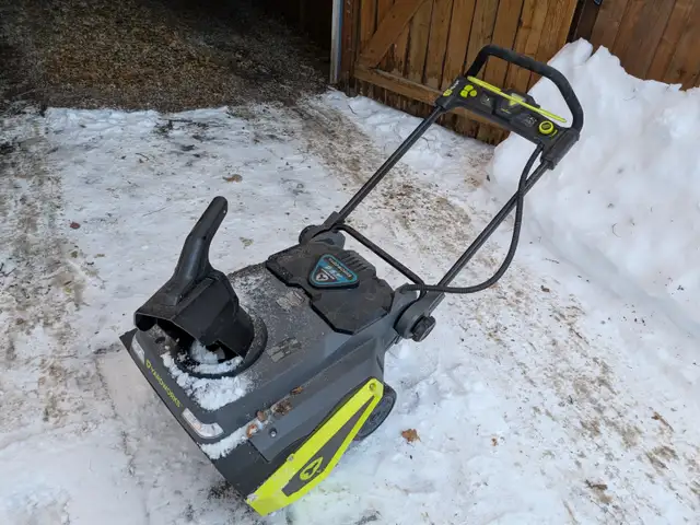 Yardworks Electric Snowblower in Snowblowers in City of Toronto - Image 2