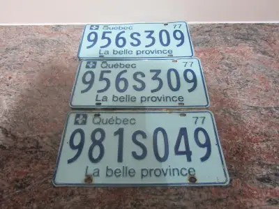 ANCIENNE PLAQUE AUTOMOBILE 1977 UNE DOUBLE ET UNE SIMPLE $20.00 POUR LE LOT