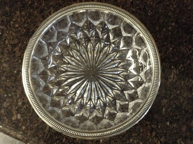 Vintage beautiful heavy crystal bowl with silver crafted rim in Arts & Collectibles in Oshawa / Durham Region - Image 3