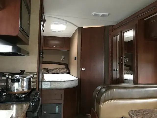 2015 Thor Motor Coach Chateau C24 in RVs & Motorhomes in Saskatoon - Image 10
