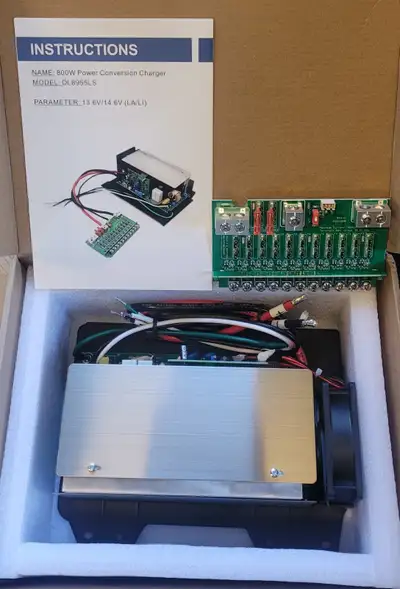 ENGLISH BELLOW NEUF dans la boite : Chargeur de batteries Lithium (et autre batteries) pour VR panne...