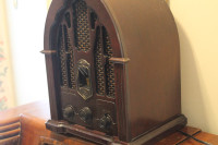 ANTIQUE AM/FM RADIO....WARM ROOM FILLING SOUND....WORKS WELL