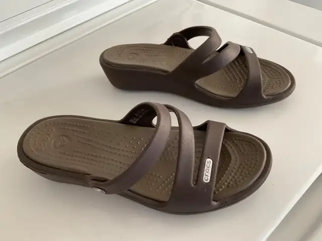 Sandales crocs in Women's - Shoes in Québec City - Image 2