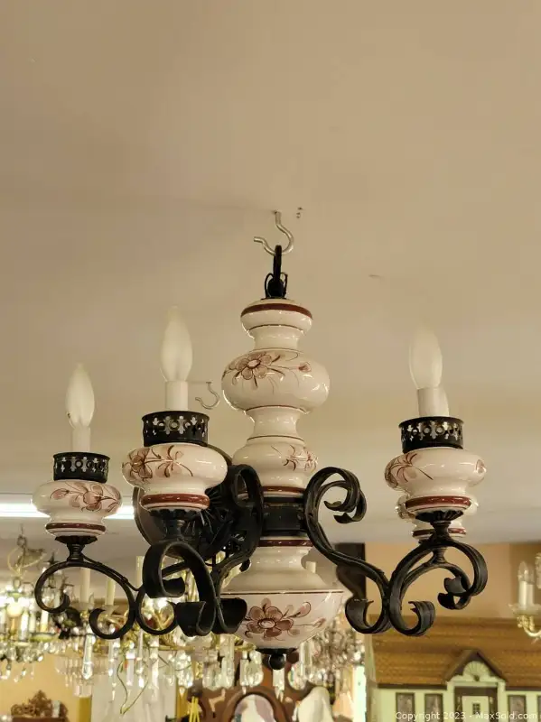 Vintage Porcelain chandelier in Indoor Lighting & Fans in Oakville / Halton Region - Image 2
