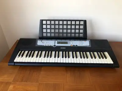 Clavier (piano électronique) portatif Yamaha PSR E213 61 touches, View more