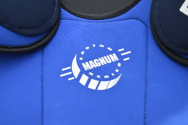 Youth/Adult Hockey Chest Guard/Shoulder Pads - SP200 XL in Hockey in Winnipeg - Image 3