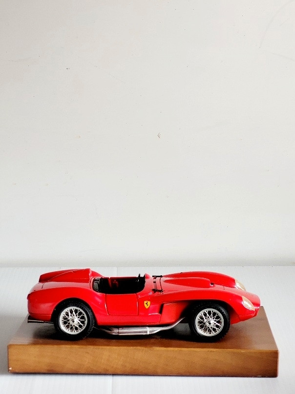 1957 Ferrari 250 Tessa Rossa 1.8 Die-cast Toy Car dans Jouets et jeux  à Ville de Montréal - Image 2