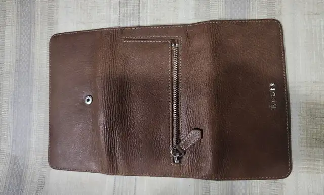 Roots Medium Trifold Clutch wallet brown pebbled leather in Women's - Bags & Wallets in Ottawa - Image 4