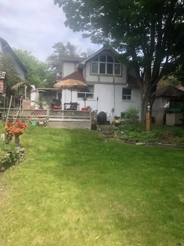 Private Sale - 302 Blantyre Avenue, photo 2 of 4