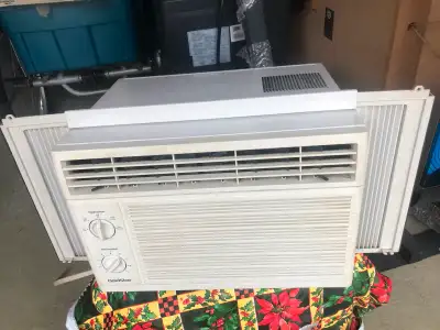 GoldStar Climatiseur de fenêtre 5000 BTU avec accessoires, View more