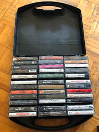 cassettes de musique vintage avec une malette
