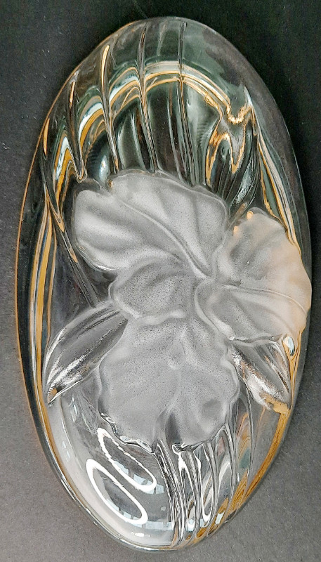 Nice Oval  Gilded Candy/Nut Dish made in Japan Gold Rim 7"x3.7" in Home Décor & Accents in Oakville / Halton Region - Image 3