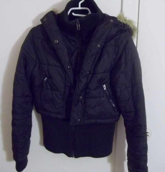 Manteau hiver noir avec capuchon dans Femmes - Hauts et vêtements d'extérieur  à Laval/Rive Nord