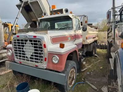 1983 ford l9000 tandem dumptruck Detroit diesel and a 13 speed pintle hitch needs batteries and some...