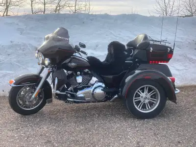 2011 Harley-Davidson FLHTCUTG T Tri-Glide in excellent condition 103 cubic inch 6 speed, 2 key fobs,...