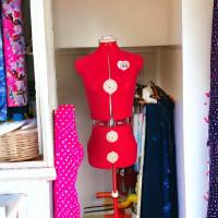 SINGER 51 Adjustable Red Dress Form, Fits Sizes 4-10