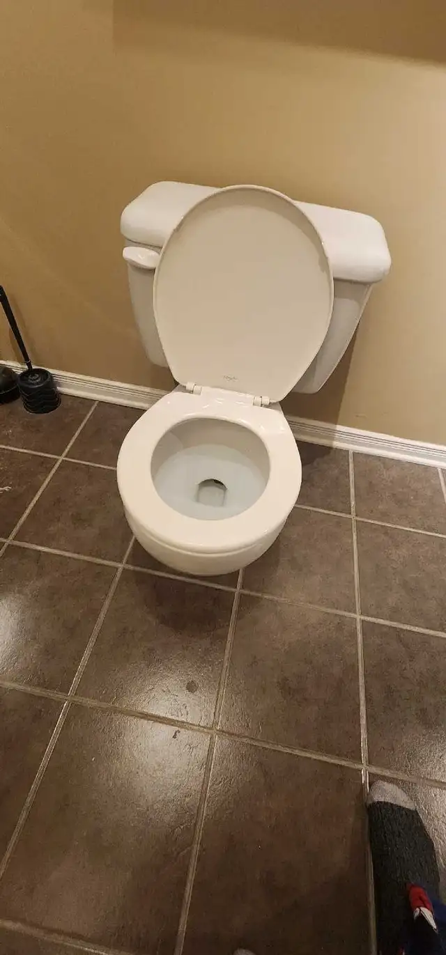 Standard toilet  in Plumbing, Sinks, Toilets & Showers in Gatineau - Image 4