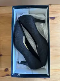Brand new - Naturalizer black knit heels W7