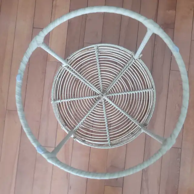 round  wicker table  in Other Tables in Ottawa - Image 4