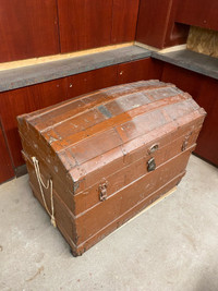 Vintage treasure chest coffre with cover couvre