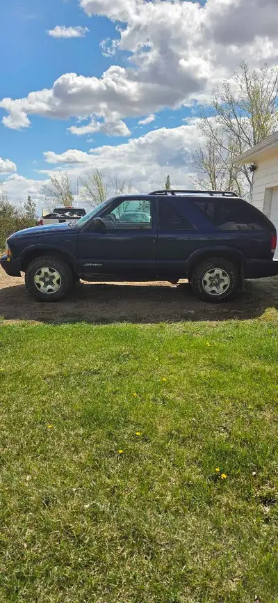 Selling my 2005 GMC Jimmy Has 275219 km on it 4x4 Needs a new windshield Alberta registered It's in...