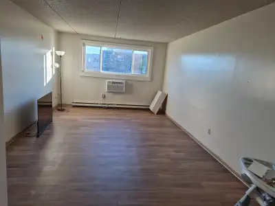 2 BEDROOM APARTMENT FOR SUBLET IN CRESTVIEW AREA IN JUST $1088.UTILITIES INCLUDED IN RENT. PARKING E...