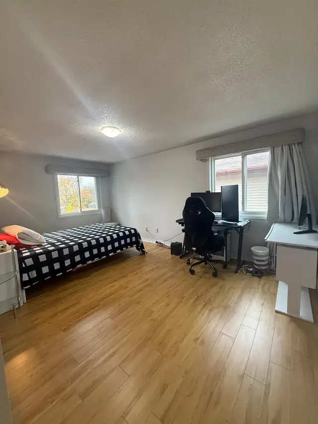 Dec1st Female Spacious upper level room Sheridan College Br