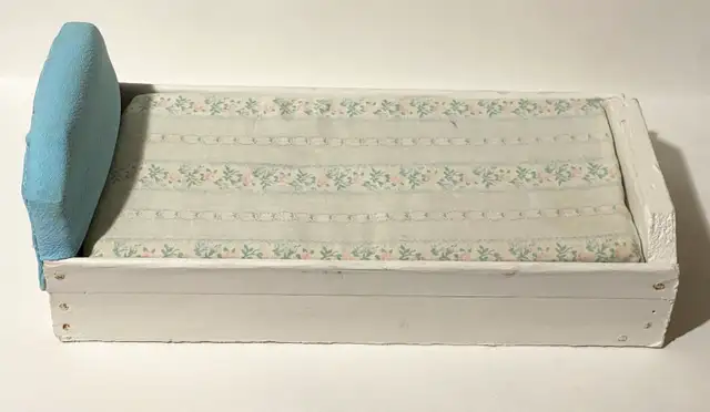 Vintage Barbie Size Fashion Doll Bed with Mattress in Toys & Games in Mississauga / Peel Region - Image 2