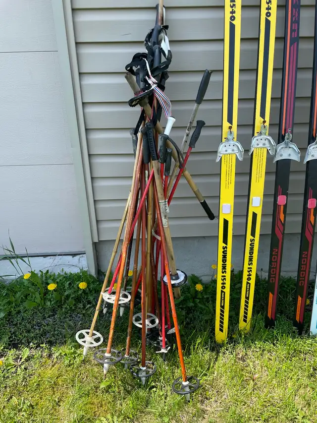 Vintage skis and poles in Arts & Collectibles in Ottawa - Image 6